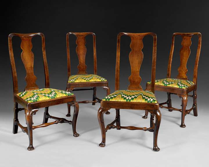 A SET OF FOUR QUEEN ANNE WALNUT CHAIRS 